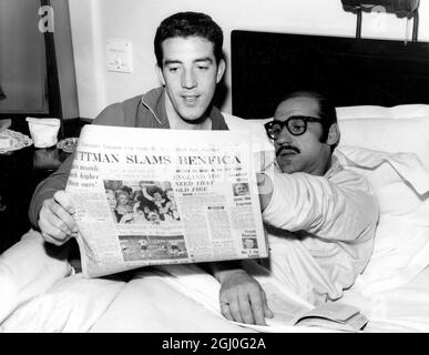 Benfica, Mittelhälfte, Germano (rechts), liest einen Bericht über das Spiel Spurs gegen Manchester United vor dem Spiel mit Spurs im Halbfinale des Europacups. April 1962 Stockfoto