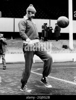 Benficas Germano trainiert in der White Hart Lane vor dem Halbfinalspiel des Europacups mit dem Tottenham Hotspur. April 1962 Stockfoto