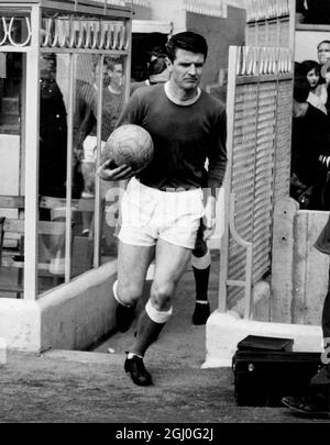 Brian Labone, Kapitän und Halbrücker von Everton, führt sein Team für das Spiel gegen Arsenal in Highbury auf das Spielfeld. März 1966 Stockfoto