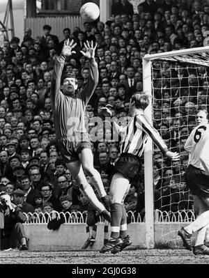 Tottenham Hotspur gegen Southampton Pat Jennings, der Torhüter von Tottenham Hotspur, springt um den Ball, bevor Frank Saul, ein ehemaliger Spurs-Spieler, im Spiel in der White Hart Lane, den Kopf dafür bekommt. April 1968 Stockfoto