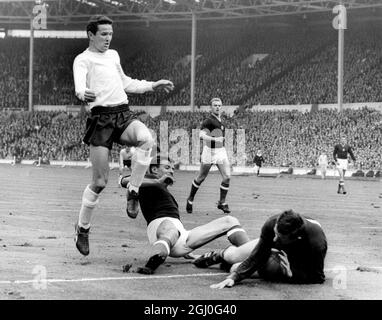 England gegen Ungarn der ungarische Torhüter J. Gelei fällt zu Boden und auf den Ball als England vor der Rechten, Terry Paine, während des Spiels im Wembley-Stadion, hereinfliegt. Der ungarische Verteidiger am Boden ist Sipos, ihre linke Hälfte. England gewann das Spiel 1-0 mit einem Tor von Jimmy Greaves nach 15 Minuten Spielzeit. Mai 1965 Stockfoto