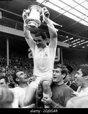 1967 FA Cup Finale Tottenham Hotspur gegen Chelsea Dave Mackay, der Kapitän der Spurs, hält den FA Cup nach der Präsentation hoch. Den Vorsitz führen Alan Gilzean (links) und Pat Jennings (rechts). Sie schlugen Chelsea mit zwei Toren zu einem. Mai 1967 Stockfoto