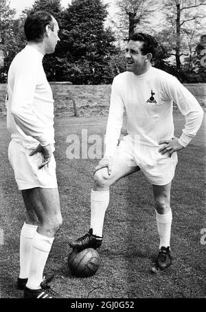 Tottenham Hotspur trainieren in Vorbereitung auf ihren Kampf mit Chelsea im FA-Pokalfinale am Samstag in Wembley. (l-r) Alan Gilzean und Dave Mackay. Mai 1967 Stockfoto