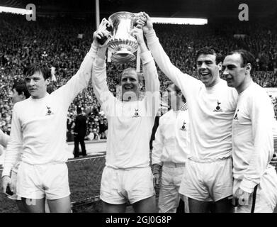 1967 FA Cup Final Tottenham Hotspur gegen Chelsea beim Paraden des Pokals nach dem Spiel: (l-r) Cyril Knowles, Frank Saul, Mike England und Alan Gilzean. 20 Mai 1967 Stockfoto