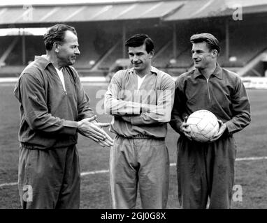 England trainieren im White City Stadium. Foto zeigt: England Teamchef, Walter Winterbottom (links), mit neuen Kappen, Stan Anderson (Mitte) und Roger Hunt (rechts). April 1962 Stockfoto