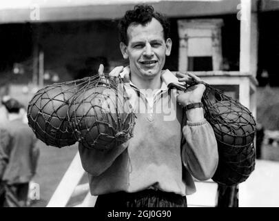 Walter Winterbottom, der englische Teamchef und Trainer mit einer Auswahl an Bällen. Mai 1950 Stockfoto