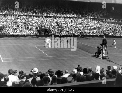 Männer Singles in Wimbledon: Eine allgemeine Ansicht des Center Court, wo Jaroslav. Drobny von Ägypten und Bernard Destremau von Frankreich spielten das erste Spiel der Meisterschaft. Juni 1953 Stockfoto