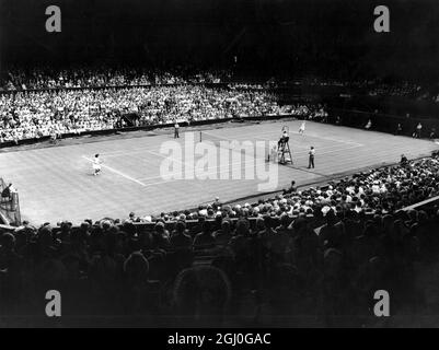 Ladies Day“ in Wimbledon. Eine allgemeine Ansicht des Spiels, das auf dem Mittelfeld in Wimbledon zwischen Maureen (Little Mo) Connolly (rechts) und Miss D. Kilian aus Südafrika läuft. Miss Connolly ist die aktuelle Inhaberin der Einzel-Meisterschaft. Juni 1953 Stockfoto