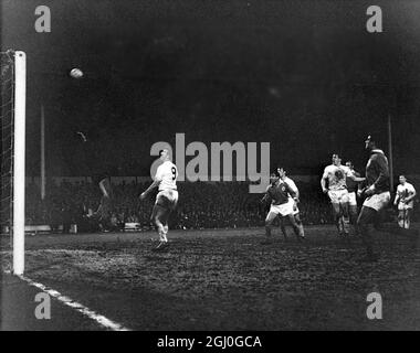 1962 EM-Halbfinale Tottenham Hotspur gegen Benfica Spurs' linke Hälfte Mackay (mit ausgestrecktem Arm auf der rechten Seite) schickt den Ball zum Tor, aber er prallt vom Querbalken ab, während des Europa-Cup-Halbfinales (2. Etappe) in der White Hart Lane. Hinter einem der Verteidiger (Mitte rechts) steht Jimmy Greaves von Spurs links innen und vor dem Tormund ist Bobby Smith (Nr. 9) in der Mitte nach vorne. April 1962 Stockfoto