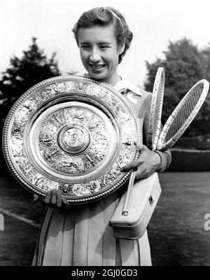 Maureen Connolly (Little Mo) aus Amerika, gesehen nach dem Sieg im Finale der Frauen-Singles in Wimbledon gegen Miss Doris Hart. Juli 1953 Stockfoto