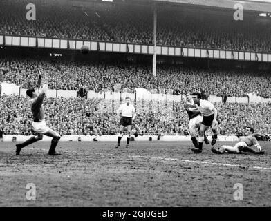 Tottenham Hotspur gegen Blackburn Rovers spurs Mitte-vorne, Bobby Smith (rechts, weißes Hemd) schießt und Blackburns Torwart Jones hält nicht an, aber der Ball geht während des Spiels in der White Hart Lane über die Latte. April 1962 Stockfoto