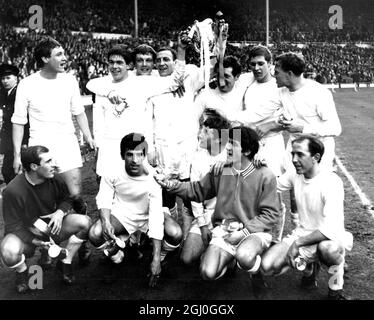 1967 Ligapokal-Finale QPR gegen West Bromwich Albion. Die siegreiche Queens Park Rangers Mannschaft mit dem Ligapokal in Wembley. März 1967 Stockfoto