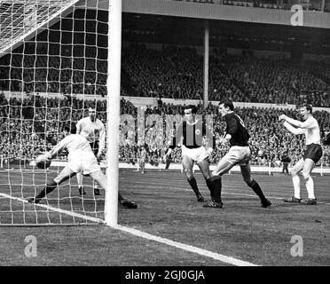 England gegen Schottland in einem Qualifikationsspiel für die Europameisterschaft - Schottlands Torwart Ronnie Simpson rettet diesen Kopfball vor dem englischen Jack Charlton während des internationalen Spiels am heutigen Nachmittag, das ein Qualifikationsspiel für die Europameisterschaft ist. Jimmy Greaves bleibt bei Eddie McCreadie in Schottland, und das Zentrum ist Ron McKinnon. April 1967 Stockfoto