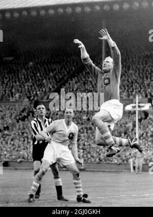 1955 FA Cup Final Manchester City gegen Newcastle United Torwart Bert Trautmann rettet vor Newcastles rechts innen Jackie Milburn, der das Eröffnungstreffer aus einer Ecke erzielte. Mai 1955 Stockfoto