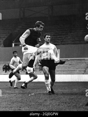 West Ham United / Sunderland. Geoff Hurst von West Ham sorgt dafür, dass er viel Aufsehen hat, da er es im Upton Park zu einem Hattrick macht. Er wird von Hurley aus Sunderland beobachtet. Die Hammers gewannen 8:0. Oktober 1968 Stockfoto