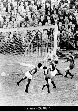 EM-Finale 1961 Benfica gegen Barcelona ein Zwischenfall vor dem Tor von Benfica, als Barcelonas Star Palyer Luis Suarez (zweiter links) das erste Tor seines Teams anführte. Auf der linken Seite ist Benfica links hinten, Joao, und die dritte von links ist Benfica hinten, Angelo. Im Hintergrund ist Torhüter Pereira und Barcelonas Evaristo. Benfica gewann 3:2. Mai 1961 Stockfoto