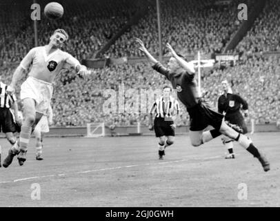 FA Cup Final 1955 Newcastle United gegen Manchester City Newcastle United Torhüter Ronnie Simpson (rechts) fliegt heraus, um während des FA Cup Finales im Wembley Stadium einen Kopfball von Don Revie aus der Innenstadt von Manchester zu retten. Newcastle gewann das Finale zum sechsten Mal, indem es Manchester City mit drei Toren zu einem schlug. Mai 1955. Stockfoto