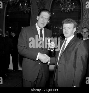 29. April 1965: Fußball-Schriftsteller Associatoin Abendessen im Cafe Royal. Billy Bremner wird für Schottland spielen. Der Earl of Harewood, Präsident des Leeds United FC, gratuliert Billy Bremner zu seiner Auswahl für Schottland. Stockfoto