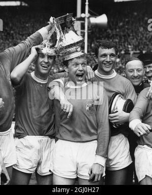 25. Mai 1963: Das FA-Pokalfinale im Wembley-Stadion. Manchester United (3) gegen Leicester City (1). Foto zeigt: Die Gefühle der Pokalsieger werden hier von (l-r) Pat Crerand, Albert Quixall und David Herd ausgedrückt, die zwei Tore von United erzielten. : das FA-Pokalfinale im Wembley-Stadion. Manchester United (3) gegen Leicester City (1). Foto zeigt: Manchester United, Mitte-vorne, David Herd (dunkles Hemd, zweiter von rechts), der Torschütze gibt einen Triumphschrei aus, als der Ball die City um ihr zweites Tor überquert. Stockfoto