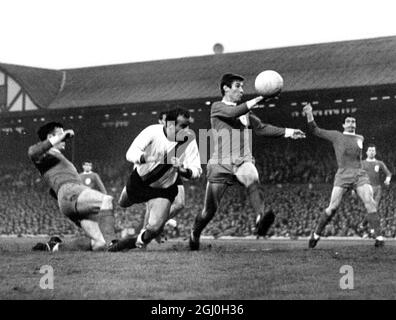 Mai 1965: Halbfinale des Europacups (1. Etappe). Liverpool gegen Inter-Milan in Anfield. Foto zeigt: Innen-links, Tommy Smith und rechts-halb, Geoff Strong (rechts) versuchen, das Liverpool-Tor gegen einen Attck von Corso zu verteidigen, der eintaucht, um den Ball zu führen. Liverpool-Kapitän, Ron Yeats läuft rechts vom Foto hinein. Liverpool hat dieses Spiel mit 3:1 gewonnen. . Stockfoto