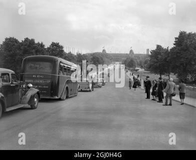 Der Verkehrsminister Alfred Barnes führte die Eröffnungszeremonie für die neue Straße zum Wembley-Stadion von der Wembley Park Station aus durch und nannte sie Olympic Way, um die Austragung der Olympischen Spiele in Wembley fortzusetzen. Das Bild zeigt den ersten Verkehr, der den olympischen Weg in Richtung Wembley-Stadion abfährt, im Hintergrund gesehen am 6. Juli 1948 Stockfoto