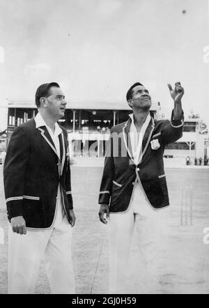 Gary Sobers, Kapitän der Westindischen Inseln, lässt die Münze für den englischen Kapitän Colin Cowdrey im Hafen von Spanien, Westindien, für den vierten Test werfen. 18. März 1968 Stockfoto