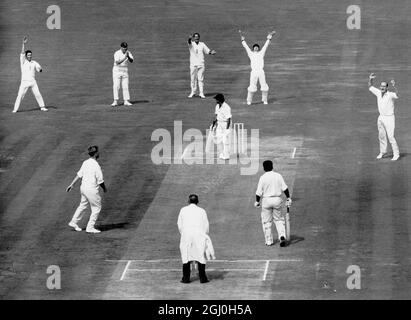 Der pakistanische Kapitän Hanif wird von Knott beim Bowling von Higgs gefangen. Zweite Innings. In den Slips L-R sind: Titmus, Colin Cowdrey und Basil D'Oliveira - Close ist auf dem kurzen Bein. England gegen Pakistan The Oval, Kennington - 28. August 1967 Stockfoto