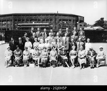 Vergangenheit und Gegenwart aller englischen Tennisspieler in Wimbledon zum 75. Jahr der Meisterschaft. Juni 1961 Stockfoto