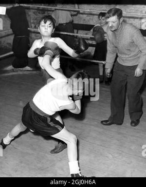 Junge Jungen lernen, im Ring zu kachschen. 1954 Stockfoto