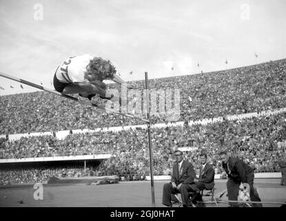 Die britische Dorothy Tyler in Aktion beim Finale der Hochsprungveranstaltung der Damen im Olympiastadion in Helsinki. Dorothy machte einen Sprung von 5 Fuß. 2 1–4 Zoll 27. Juli 1952 Stockfoto