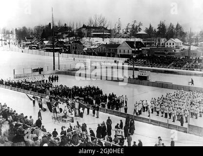 Die Olympischen Winterspiele wurden offiziell am Lake Placid eröffnet. Gouverneur Franklin D. Roosevelt aus New York führte die Eröffnungszeremonie der Olympischen Winterspiele 1932 am Lake Placid in New York im Herzen der Adirondacks durch. Teilnehmer aus fast allen Ländern der Welt waren anwesend. Foto zeigt das United States Olympic Team bei der Eröffnung der Spiele am Lake Placid - 4. Februar 1932 - ©TopFoto Stockfoto