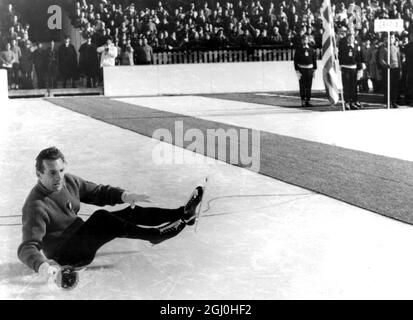 Olympische Winterspiele 1956 - Cortina d’Ampezzo, Italien 13,000 Menschen und 1,200 Teilnehmer keuchte überrascht, als der Träger der olympischen Fackel während der Eröffnungsfeier der Olympischen Winterspiele in den Stand stürzte. Die Fackel, ein Symbol der höchsten Amateurtradition, wurde von Guido Catolli getragen, als er in der letzten Runde um die Eisbahn lief, er einen Mikrofondraht auf dem Eis nicht sah und darüber stürzte. Er hielt die Fackel fest in der Hand und beendete die Ehrenrunde vor einem ultrastillen Publikum. - Foto zeigt den italienischen Skater Guido Catolli Stockfoto