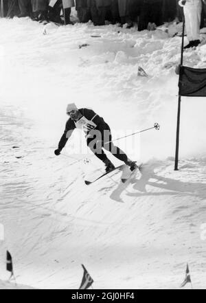 Olympische Winterspiele 1956 - Cortina D'Ampezzo, Italien in einer erstaunlichen Zeit von 3 Minuten und einer Zehntelsekunde überfällt der Österreicher Anton Sailer ein Tor im Schnee, als er bei den siebten Olympischen Winterspielen in Cortina d'Ampezzo den Riesenslalom der Männer gewinnt. 31. Januar 1956 - ©TopFoto Stockfoto