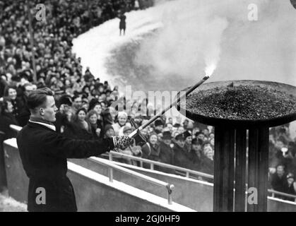 Olympische Winterspiele 1952 - Oslo, Norwegen Eigil Nansen, der Enkel des großen Entdeckers Frithjof Nansen, zündet zur Eröffnung der Olympischen Winterspiele im Bislet-Stadion in Oslo die olympische Flamme an. - 15. Februar 1952 - ©TopFoto Stockfoto