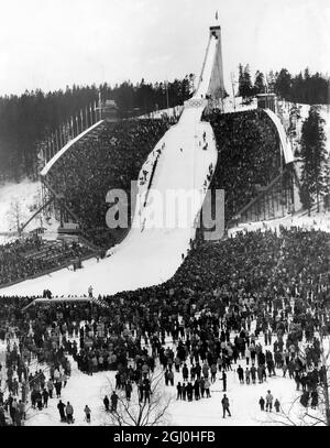 Olympische Winterspiele 1952 - Oslo, Norwegen Blick auf die Szene in Holmenkillen in Norwegen, in der die kombinierte Skisprungklasse bei den Olympischen Winterspielen ausgetragen wurde - 18. Februar 1952 - ©TopFoto Stockfoto