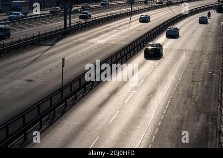 Asphalt Straße Silhouette Autoverkehr in der Stadt Stockfoto