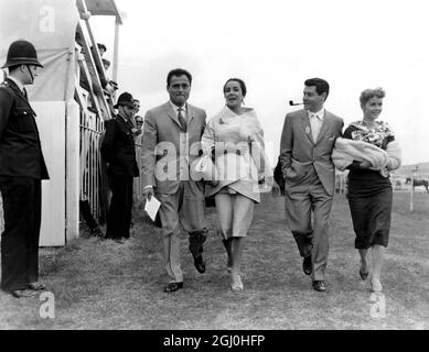 Epsom Derby vor dem großen Rennen gehen die amerikanische Sängerin Eddie Fisher und seine Frau Debbie Reynolds und Elizabeth Taylor und ihr Mann Mike Todd June 1957 den Kurs hinunter Stockfoto