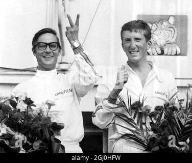 Nürburgring: Maston Gregory (rechts) mit einem Maserati gewann gestern hier zusammen mit seinem Co-Piloten ''Lucky'' Cassner das 1,000 Kilometer lange Sportwagen-Rennen, dem die Witwe des verstorbenen deutschen Rennfahrers Rudolf Caracciola, in dessen Erinnerung das Rennen gelaufen ist, gratuliert. 29 Mai 1961 Stockfoto