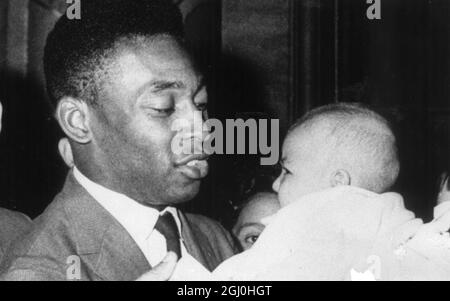 Pele und seine Patenkind Gabriela Andra Gonzales, 9. Februar. 1963 Edson Arantes do Nascimento, KBE (geboren am 23. Oktober 1940), ein Brasilianer mit dem Spitznamen Pelé, ist ein ehemaliger Fußballspieler Stockfoto