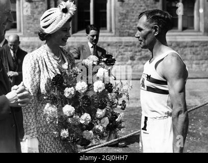 Prinzessin Elizabeth chattet mit J T Holden, dem Sieger des letztjährigen Rennens am 18. Juni 1949 Stockfoto