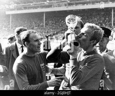 Weltcup-Finale 1966 England gegen Westdeutschland Bobby Moore, Englands Fußballkapitän, küsst die Jules Rimet Trophy, nachdem England das Weltcup-Spiel 1966 gegen Westdeutschland gewonnen hatte. Juli 1966 Stockfoto