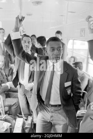 Der brasilianische Fußballstar Pele wird fotografiert, bevor er vor den WM-Finals in England nach Glasgow ging, um dort das schottische Team zu spielen. Juni 1966 Stockfoto