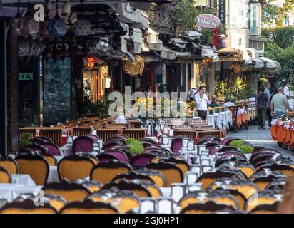 Kumkapi, Fatih, lstanbul - Türkei - August 30 2021: Berühmte Kumkapi Restaurants mit beliebten touristischen Restaurants des Istanbuler Nachtlebens Stockfoto
