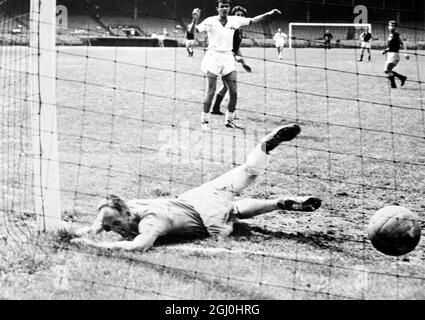 New York: Irlands Shamrock Rover Torhüter Eamon Darcy liegt im Dreck, nachdem es dem tschechoslowakischen Dukla-Team während des Spiels der Internationalen Fußball-Liga hier am 30. Juli nicht gelingt, ein Tor zu stoppen. Dukla, der Meister der zweiten Sektion, stellte ein einzelnes Spiel hoch, und Rydu Kucera setzte einem Einzelnen ein einzelnes Spiel hoch, und Rydu Kucera setzte einen individuellen Rekord mit fünf Toren, als die Tschechen die Rovers of Dublin 10 Tore auf Null abzielten. August 1961 Stockfoto