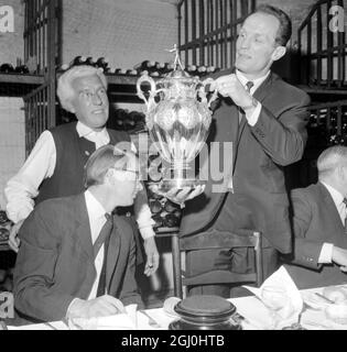 London: Heute zeigt der britische Schwergewichtsmeister Henry Cooper beim Boxing News God Cup bei einem Sportschriftenessen in der Londoner Flottenstraße, dem „The Chairman“ von The Cäshire Cheese. Links im Vordergrund John Brumley, Vorsitzender des Sportschriftenverbands, Und hinter ihm ist Andrew Wilson Reed, der House-Historiker des Cheshire Cheese. 3 Mai 1966 Stockfoto