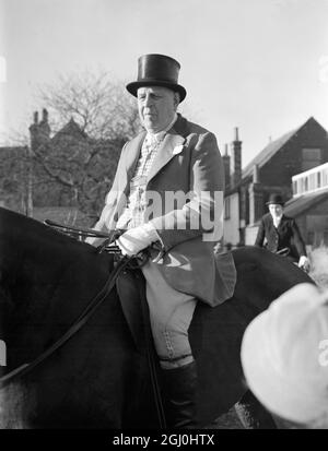 Gut bekannt Figur der alten Surrey und Burstow Hunt Sir Philip H. Manson-Bahr, M.D., D.S.O., F.R. C.P.. Er wurde fotografiert, als sich die Jagd in Edenbridge Kent traf. 30. November 1955 Stockfoto