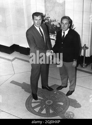 Arsenal-Manager Billy Wright begrüßt ihren neuen £15,000-Torwart James Furnell von Liverpool auf dem Clubgelände in Highbury. November 1963 Stockfoto