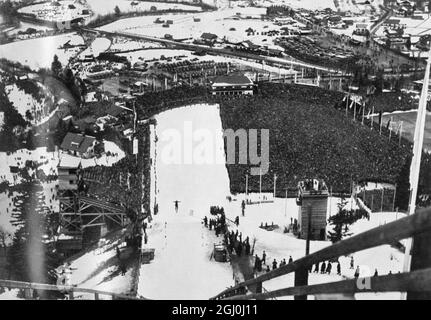 Blick von der Spitze des Turms auf die olympische Schanze. 130,000 Zuschauer. ©TopFoto Stockfoto