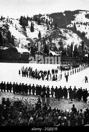 16. Februar 1936 Teilnehmer der Olympischen Winterspiele versammelten sich zur Medaillenzeremonie. Graf Baillett-Latour, der Präsident des Internationalen Olympischen Komitees, dankt Deutschland und Hitler (Führer) für die Ausrichtung der Spiele. Stockfoto