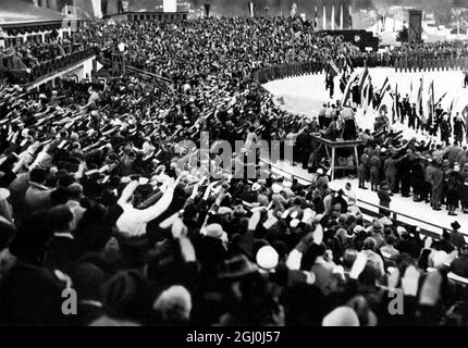 Olympische Spiele 1936 - Abschlusszeremonie - Abschluss der IV. Olympischen Winterspiele - Feiern mit den Flaggen aller Nationen, während sie vorbeimarschieren. ©TopFoto Stockfoto